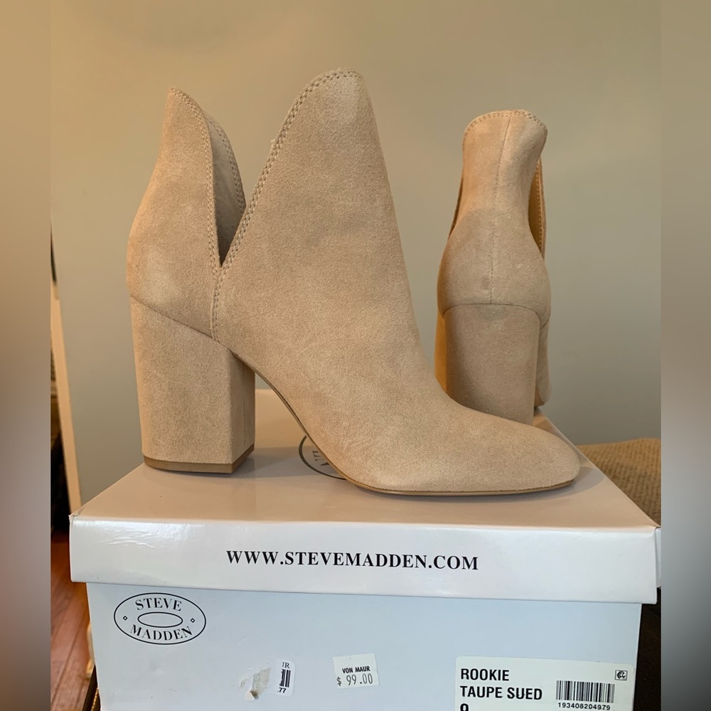 Brand NIB Steve Madden Rookie ankle boot, Taupe suede, Ladies sz 9.